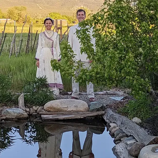 Couple poses for a portrait in front of the reflecting pond at SpiriTaos